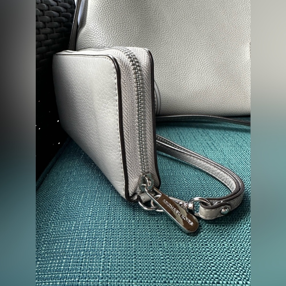 Michael Kors Large Center Zip Tote & Jet Set Travel Continental Wristlet in Grey - Picture 13 of 16